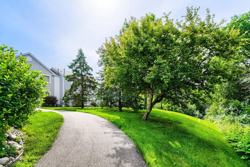 9102 Terra Verde Trl, Eden Prairie, MN 55347