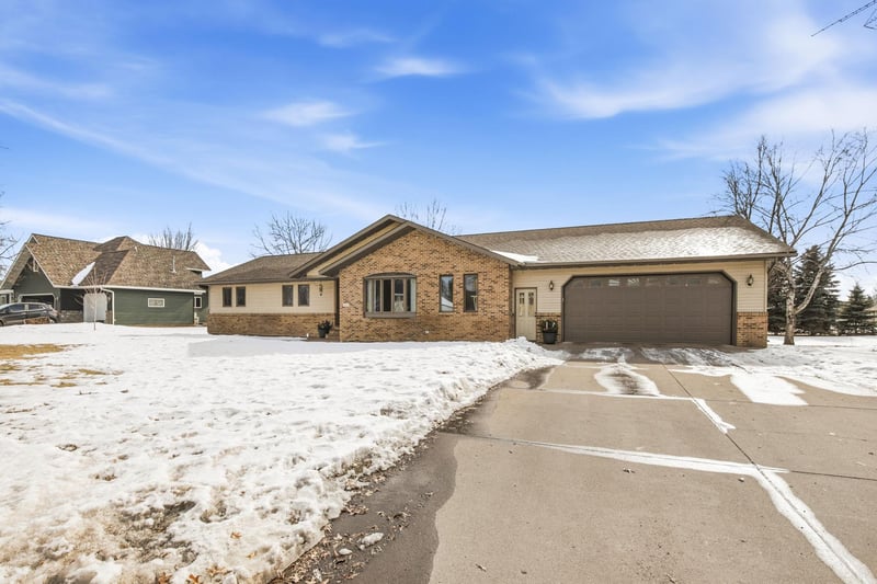 302 Park Ave SE, Pierz, MN 56364