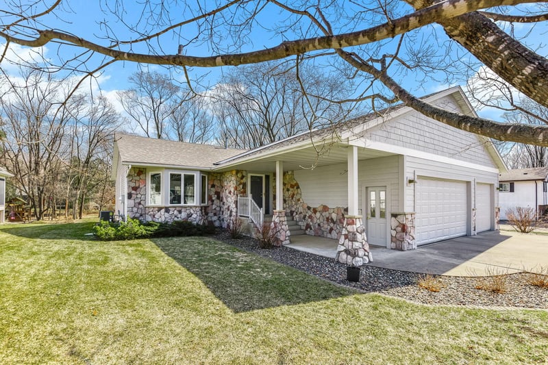3590 Searle Ct, Vadnais Heights, MN 55127