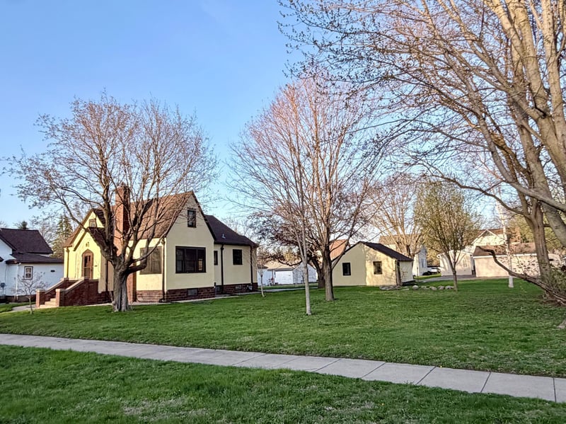 718 6th St N, Saint James, MN 56081