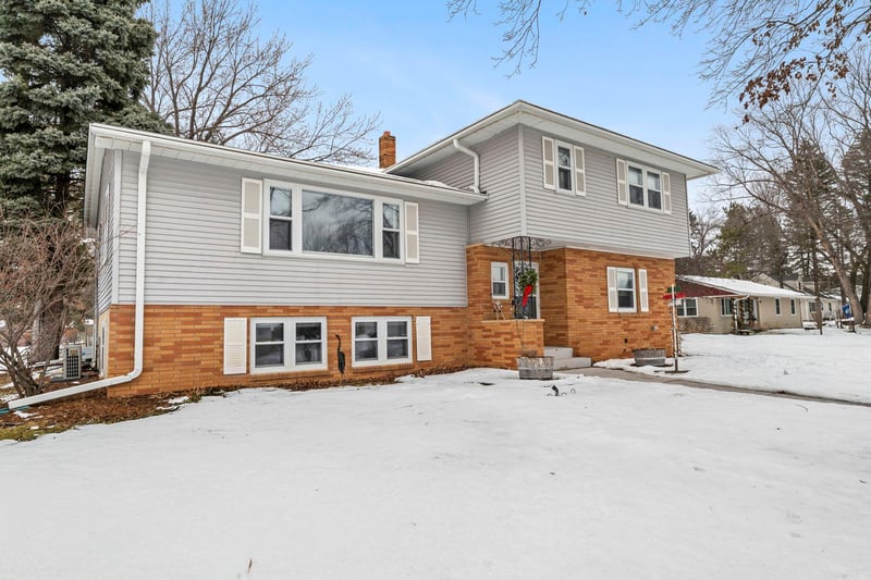 901 Cheri Ln, Mendota Heights, MN 55120