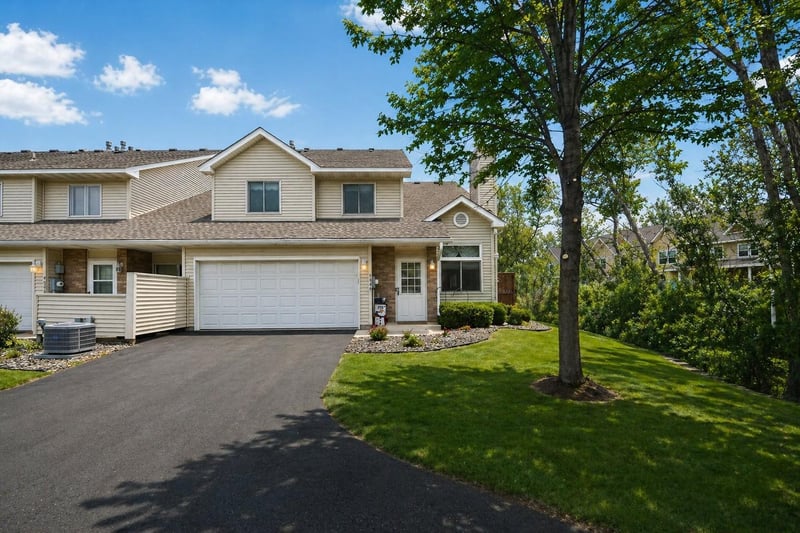 7040 49th St N, Oakdale, MN 55128