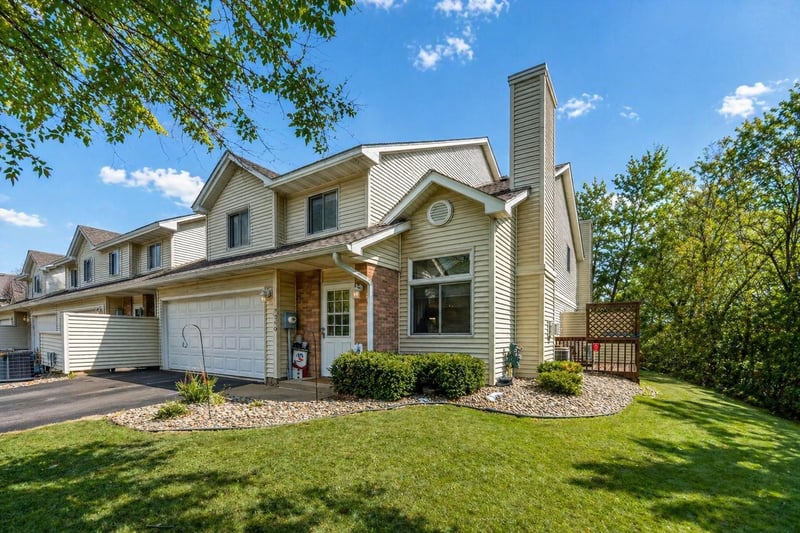 7040 49th St N, Oakdale, MN 55128