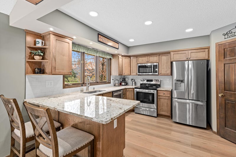 2347 Greenbrier Cir, Little Canada, MN 55117