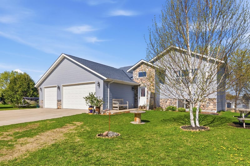 1204 Prairie Ridge Ln, Lester Prairie, MN 55354