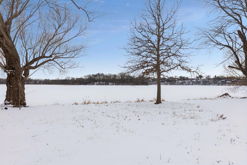 217 Peninsula Rd, Medicine Lake, MN 55441