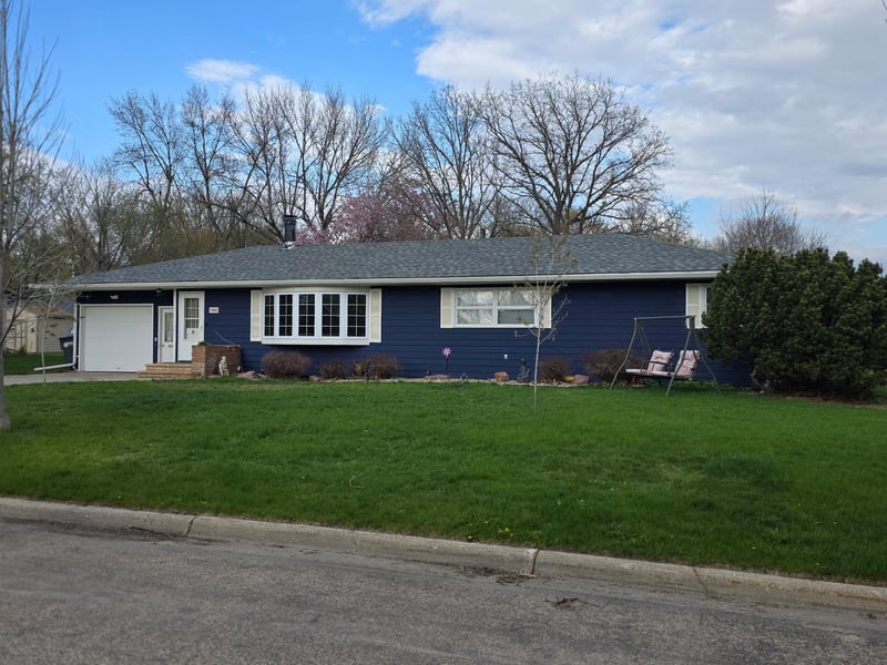 1002 Linden St, Luverne, MN 56156