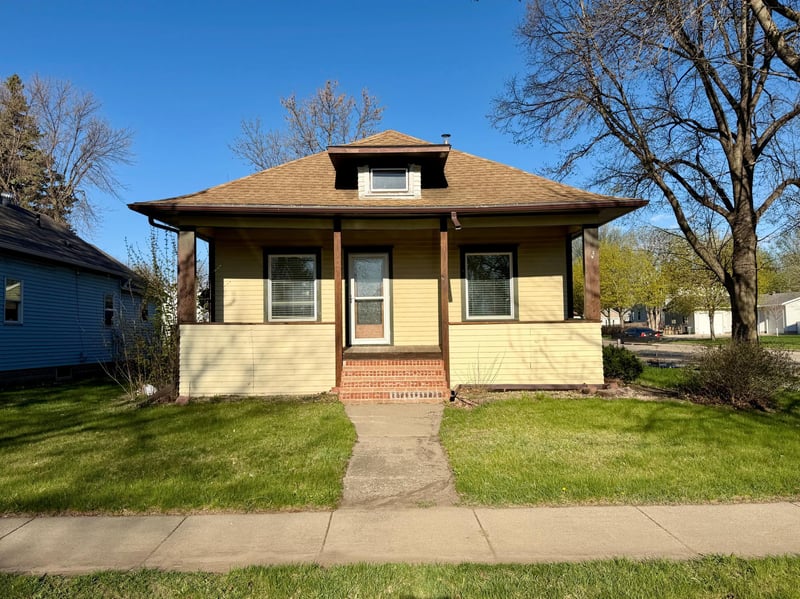 631 N Cedar St, Luverne, MN 56156