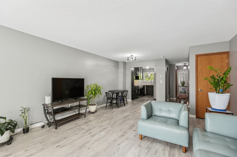 1860 Mcmenemy St #E, Maplewood, MN 55117