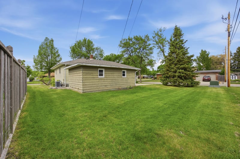 2204 7th St S, Moorhead, MN 56560