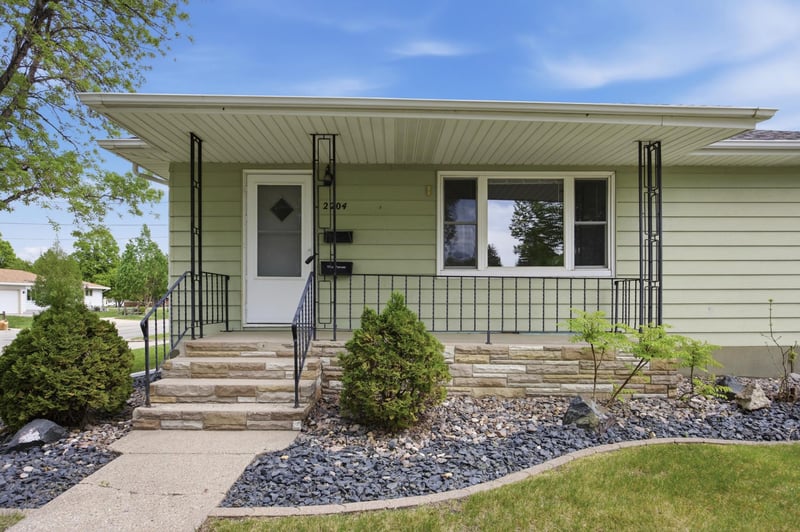 2204 7th St S, Moorhead, MN 56560