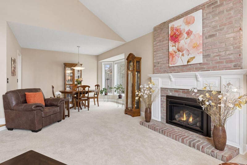138 White Oaks Ln, Vadnais Heights, MN 55127
