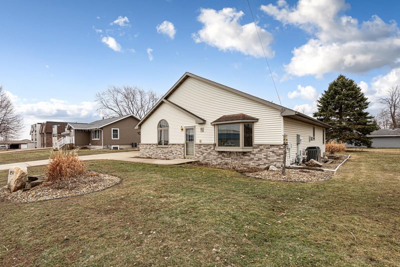 216 3rd St NE, New Richland, MN 56072