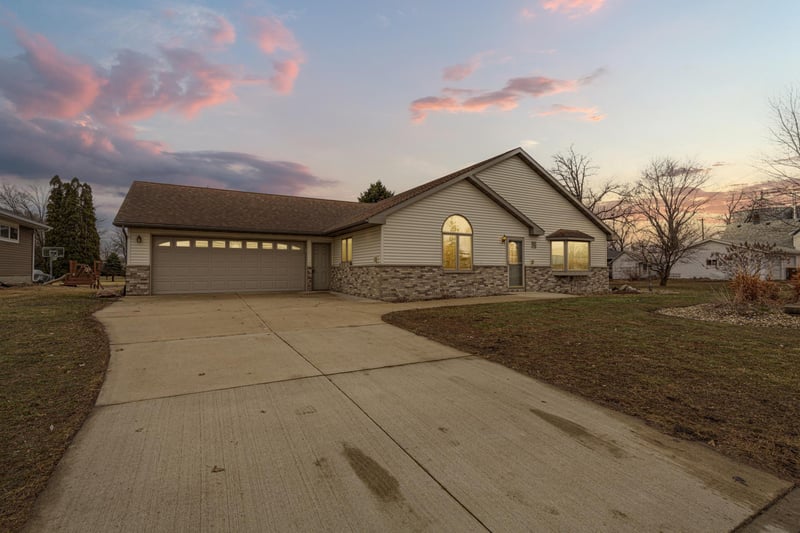 216 3rd St NE, New Richland, MN 56072