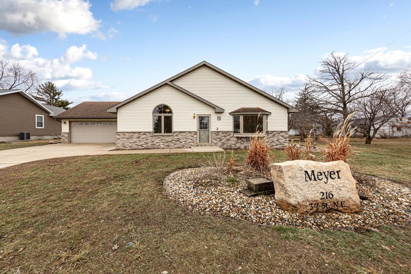 216 3rd St NE, New Richland, MN 56072