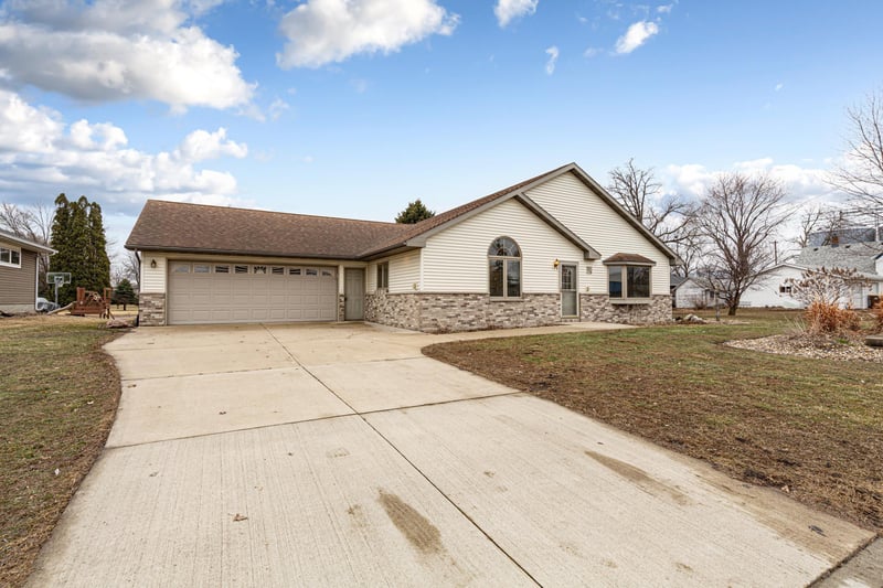 216 3rd St NE, New Richland, MN 56072