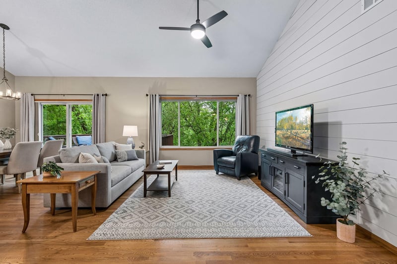 1539 Stonewood Ln, Eagan, MN 55122