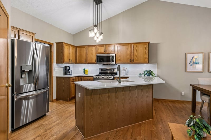 1539 Stonewood Ln, Eagan, MN 55122