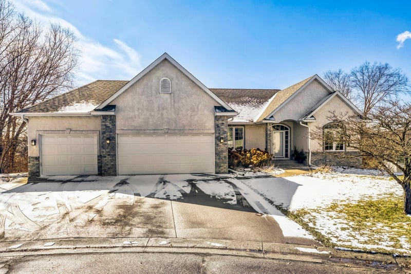 8562 Carson Ct, Inver Grove Heights, MN 55076