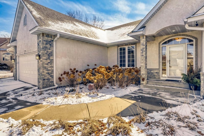 8562 Carson Ct, Inver Grove Heights, MN 55076