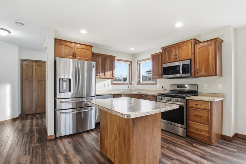 465 Meadowview Ct, Paynesville, MN 56362