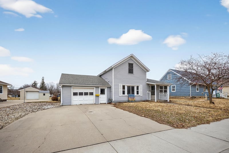 431 E 13th St, Saint Charles, MN 55972