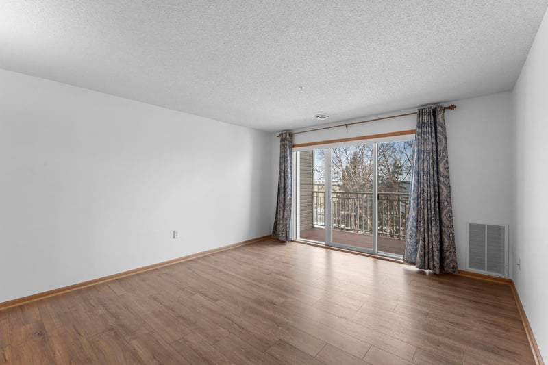 2231 Penn Pl N #208, North Saint Paul, MN 55109