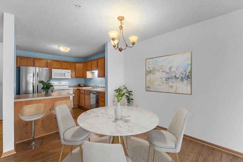 2231 Penn Pl N #208, North Saint Paul, MN 55109