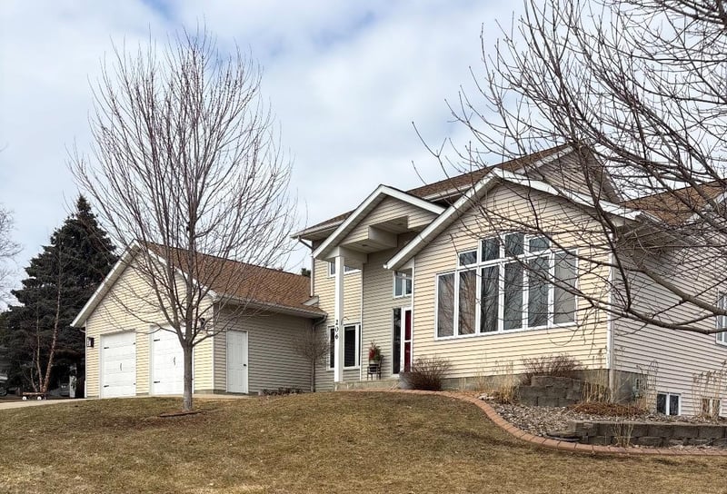 206 Kieffer Hills Dr, Saint Charles, MN 55972