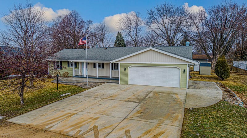 105 Kaukis Dr, Le Sueur, MN 56058