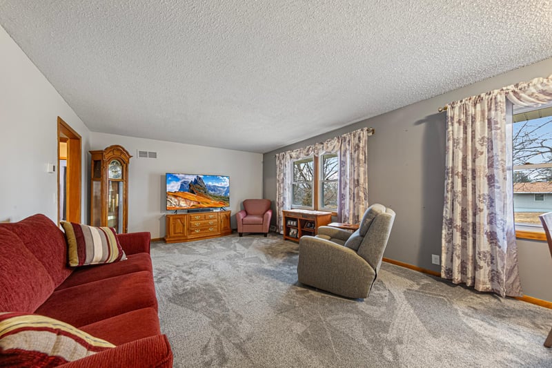 105 Kaukis Dr, Le Sueur, MN 56058