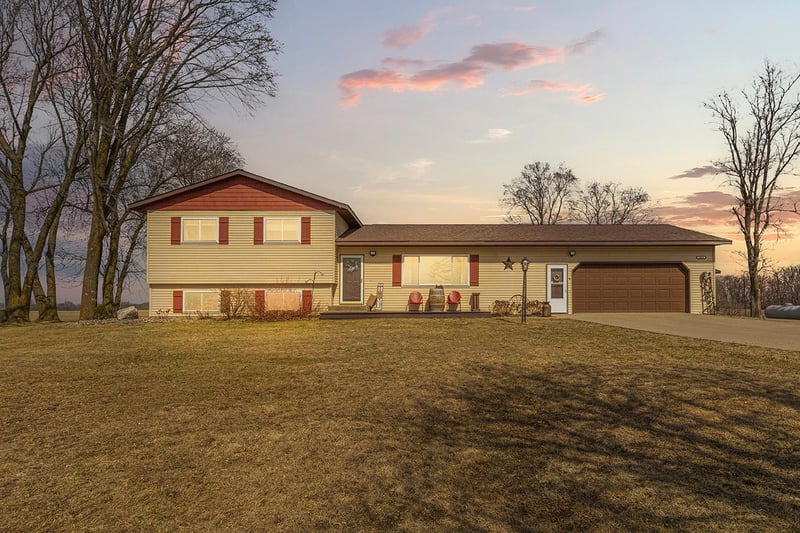 10525 210th St W, Morristown, MN 55052