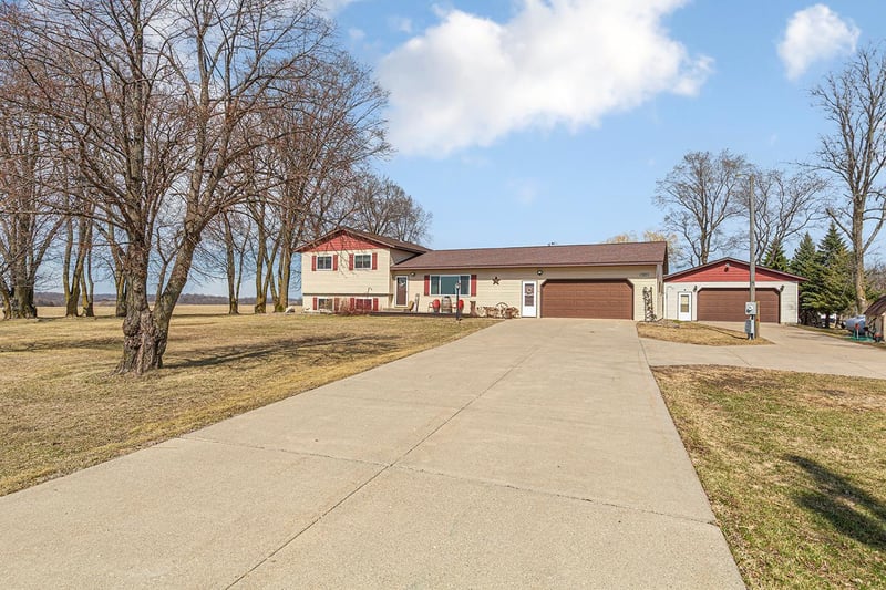 10525 210th St W, Morristown, MN 55052