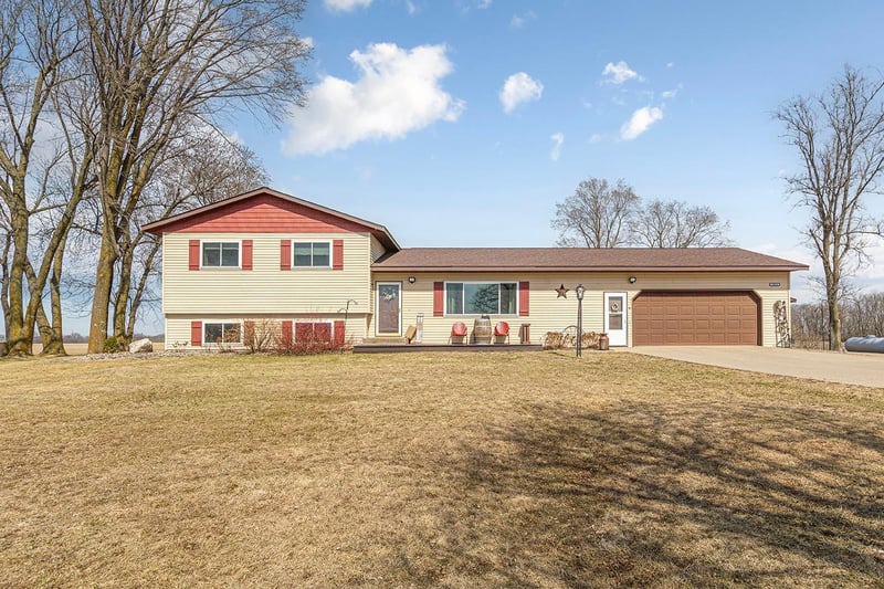 10525 210th St W, Morristown, MN 55052