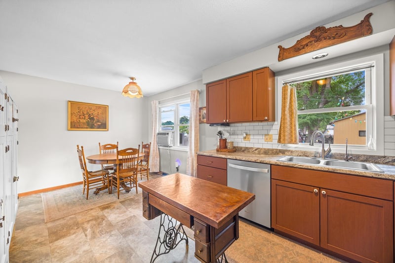 204 Cedar St S, Lester Prairie, MN 55354