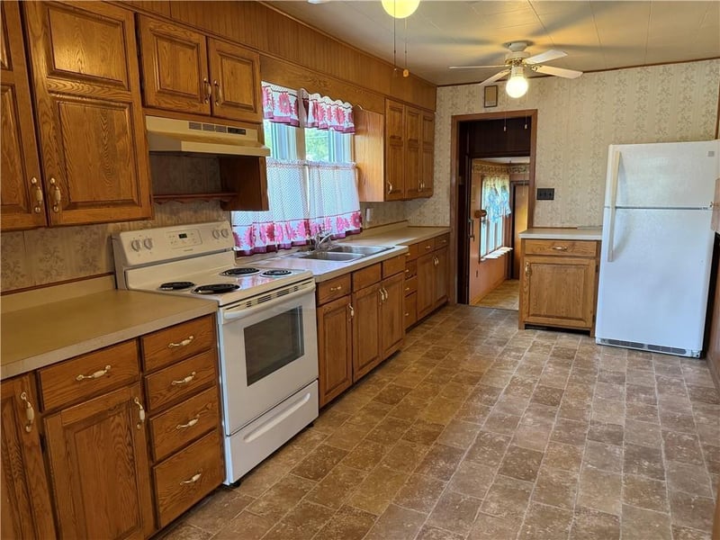 222 Spruce St, Spooner, WI 54801