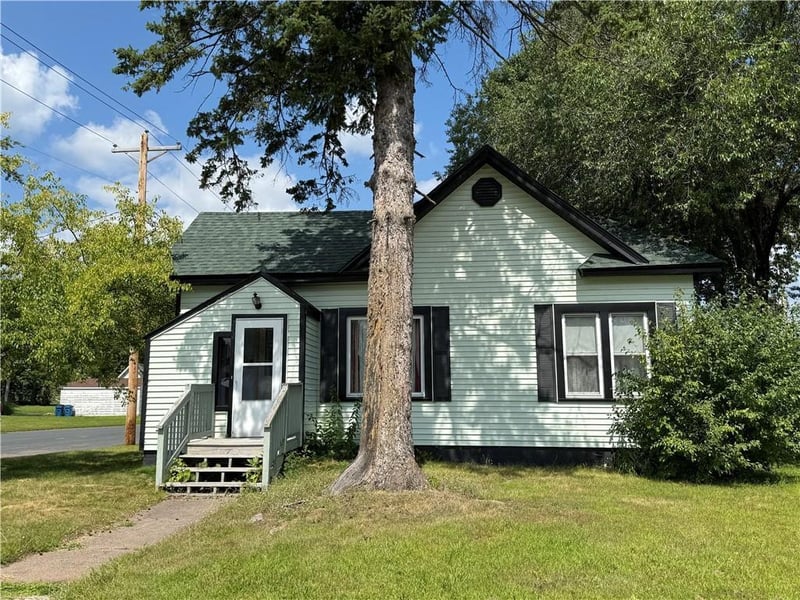 222 Spruce St, Spooner, WI 54801