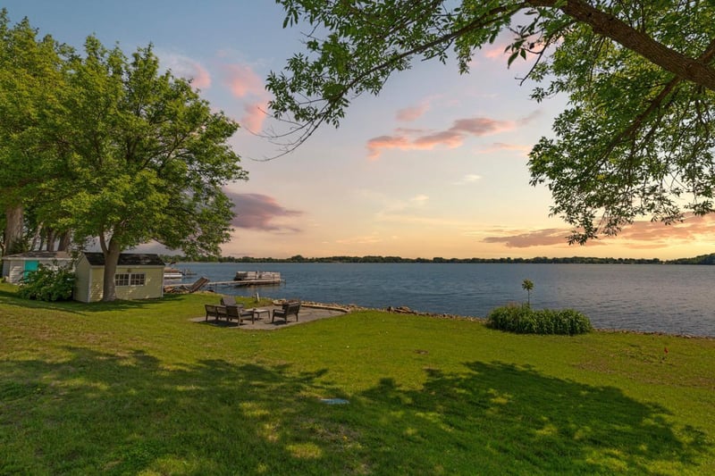 901 Clear Lake Dr, Waseca, MN 56093