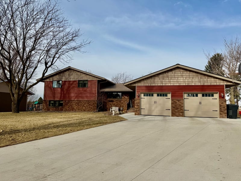 1665 Oakwood Dr, Worthington, MN 56187