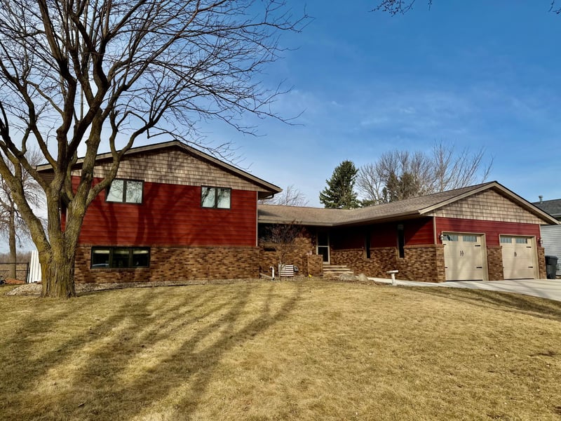 1665 Oakwood Dr, Worthington, MN 56187
