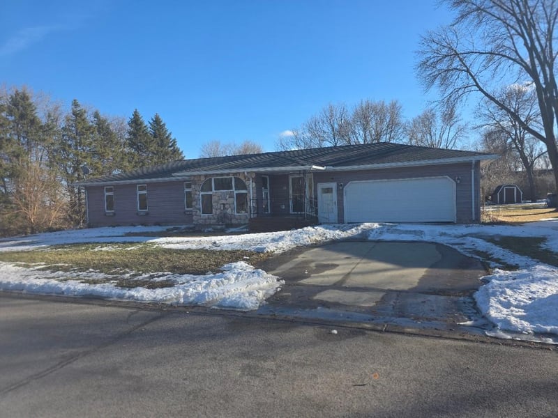 15 Birch Ave, Bird Island, MN 55310