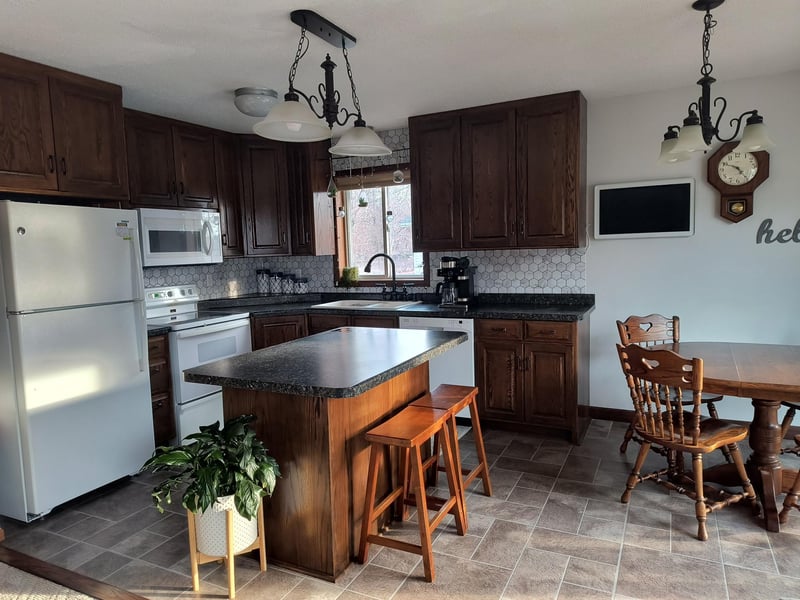407 Suncrest Dr, Avon, MN 56310