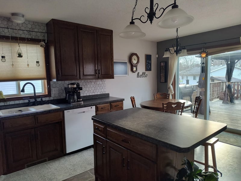 407 Suncrest Dr, Avon, MN 56310