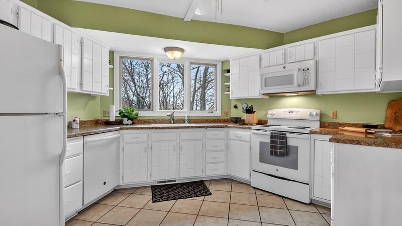 609 Manor Ct, Altoona, WI 54720
