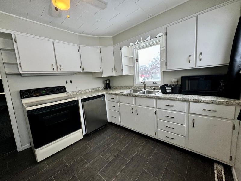 810 2nd St NE, Roseau, MN 56751