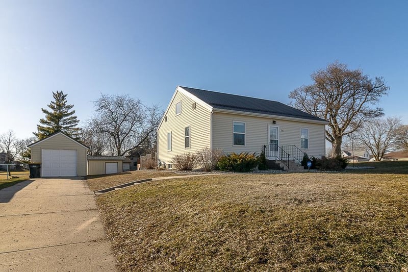 205 Park St N, Fairfax, MN 55332