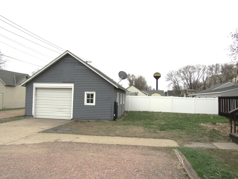 215 7th St, Dawson, MN 56232