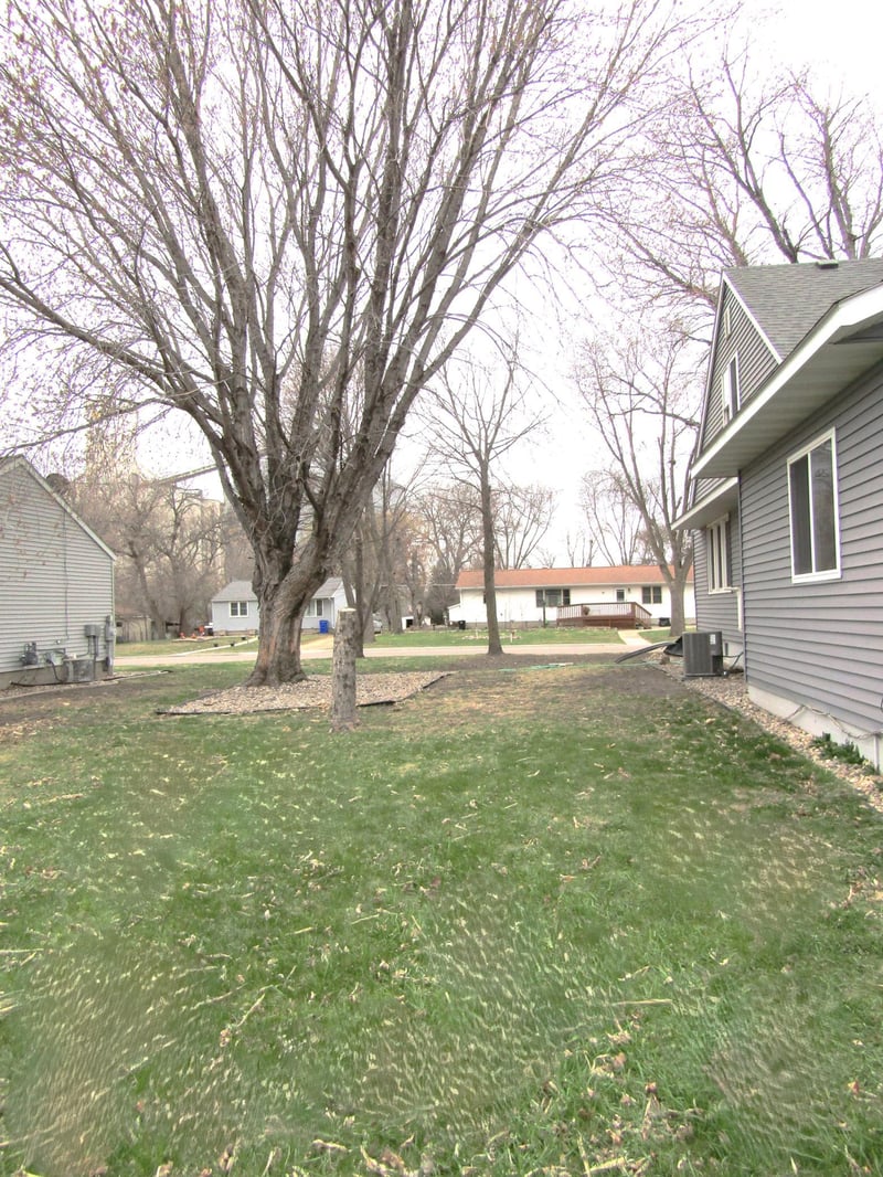 215 7th St, Dawson, MN 56232