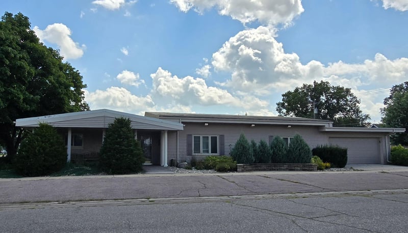 710 4th St SE, Pipestone, MN 56164