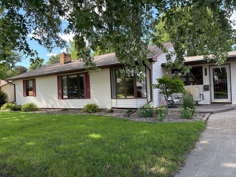 302 E Oak Ave, Olivia, MN 56277